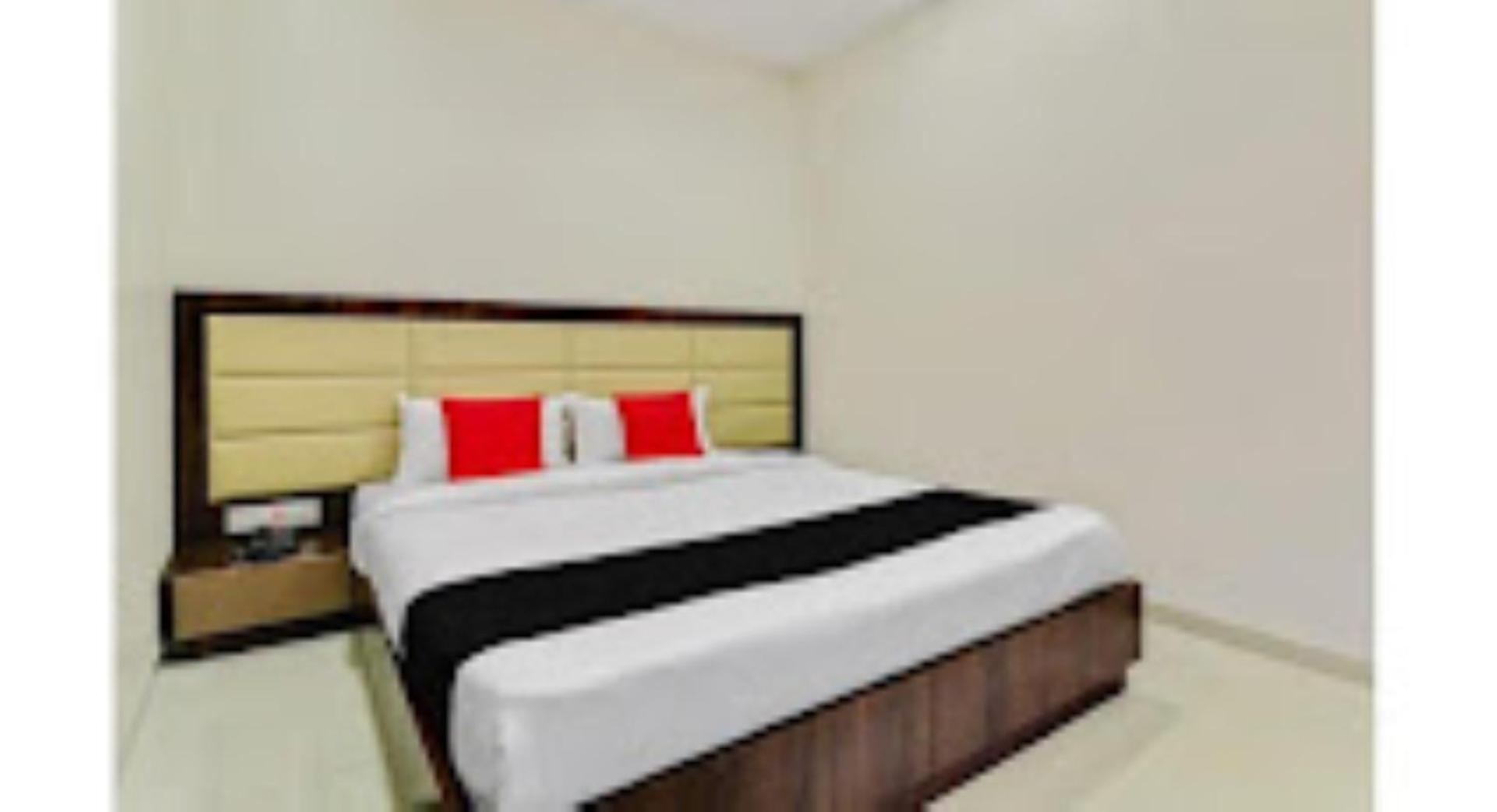 Hotel Pritam Palace , Dhule Bagian luar foto